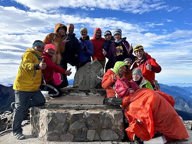 無懼挑戰！福斯商旅力助腦麻兒小比成功登頂玉山秉持WeNotMe精神 集眾人之力 創下無障礙登山新紀錄