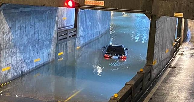 深夜雨彈炸宜蘭羅東！路面積水淹到小腿　「車輛受困地下道」駕駛急逃生