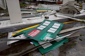 2025年11月10日，超級颱風「鳳凰」昨（11/9）在菲律賓登陸，新比斯開省一處加油站屋頂遭掀飛。路透社