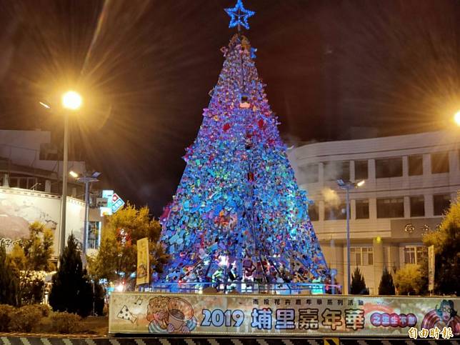埔里鎮公所去年耶誕節前於市區舊圓環中心打造高16.8公尺「玩具耶誕樹」，凸顯環保減塑的重要。(記者佟振國攝)