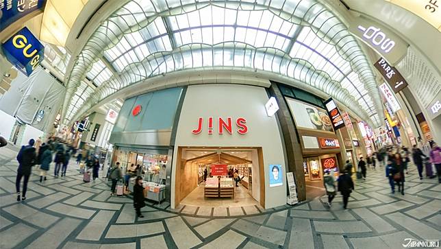 
<p>這次推薦的位於大阪心齋橋的JINS店鋪，就在GU的對面，非常好找。</p><p>
</p><p>
來過心齋橋逛過就知道，從購物、美食、著名景點一次齊聚的商店街，和大阪最著名的百貨公司「大丸百貨（DAIMARU）」緊緊相連，最方便的是有頂棚蓋著，所以下雨天也可以盡情逛街！</p><p>
</p><p>
<b>JINS心齋橋店</b></p><p>
地址：大阪府大阪市中央区心斎橋筋2-8-8</p><p>
營業時間：11:00～21:00</p><p>
免稅服務：消費滿5,000日圓即可免稅購</p><p>
<a href=