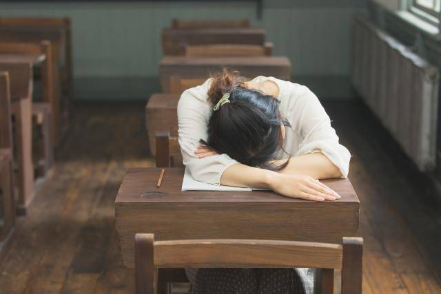 中國廣東東莞一所學校學生趴桌午睡要收費，引發家長反彈。（示意圖，photoAC）