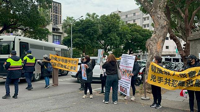 虐殺剴剴的惡保母搭囚車離開台北地院，聲援民眾痛斥並呼籲「唯一死刑」。侯柏青攝