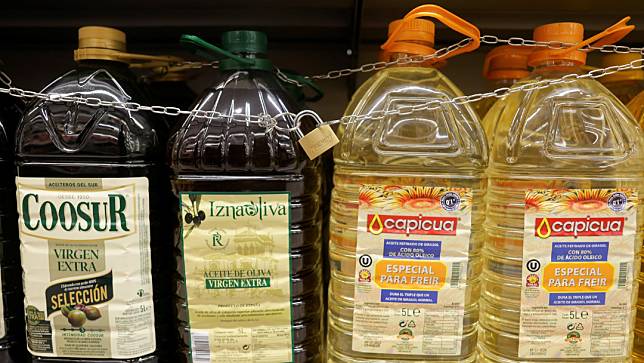 西班牙馬拉加Tu Super超市將橄欖油鎖起來，圖為10月23日。路透社