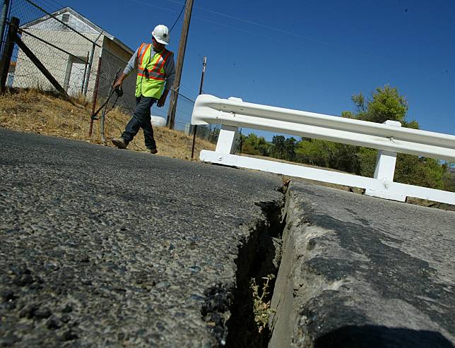 2004年9月28日，加州帕克菲爾德的一座橋樑因地震造成裂縫。 （圖／美聯社）
