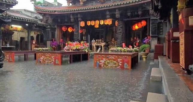 超兇雷雨胞讓中部暴雨+閃電　鹿港天后宮天公爐、神桌都泡水中