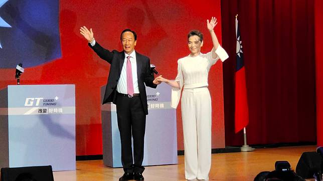 郭台銘與賴佩霞搭檔參選2024總統副總統。(王韋婷攝)