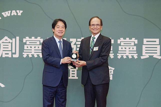 民進黨創黨38週年系列活動邀請資深黨員重返創黨的圓山大飯店，賴清德致贈「民主金牌」給創黨先進，由創黨召集人游錫堃代表領取。(圖由民進黨提供)