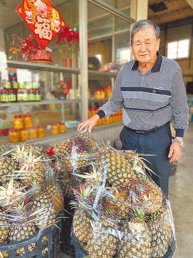 關廟鳳梨大盤商吳吉雄26日憂心鳳梨無法銷往大陸，不只損失是天文數字，外銷不出去的鳳梨囤在國內，價格崩盤不說，怕是只能拿去填海。（曹婷婷攝）