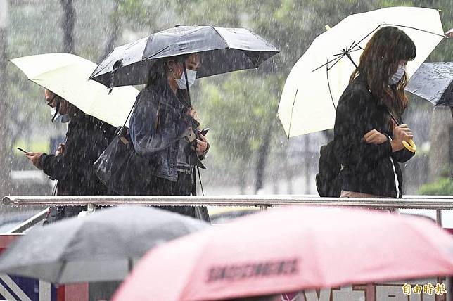 今日北台灣濕涼，平地最低氣溫約在18度。氣象專家吳德榮指出，未來一週的天氣變化仍由「東北季風」的強度及其挾帶的水氣所主導，明起隨季風減弱，氣溫略升、東雨西晴。(資料照，記者陳志曲攝)