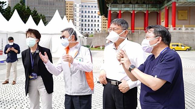 台北市長柯文哲與副市長黃珊師等人，19日下午前往中正紀念堂視察車來速運作情況。