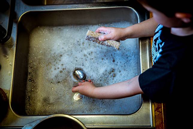 ▲許多人會將洗手乳、洗碗精的清潔劑稀釋使用。（圖／翻攝 Pxhere ）