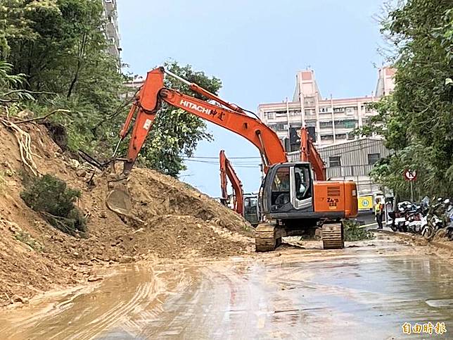 基隆市新豐街大規模山崩搶修中，週一雙向通車。(記者盧賢秀攝)