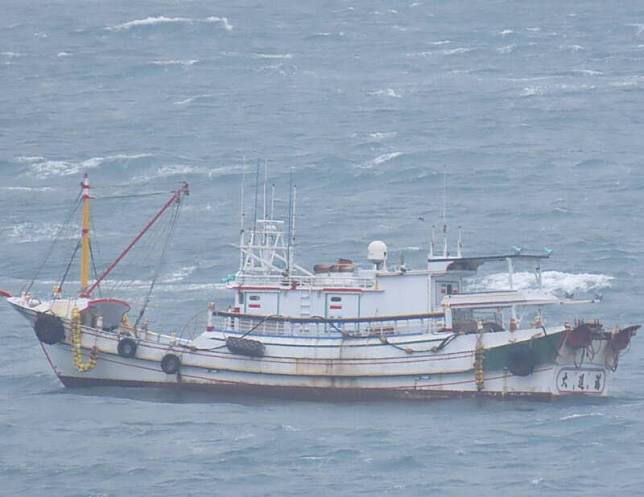 澎湖漁船「大進滿88號」2日晚間8點多在金門外海，進入中國領海後越界捕魚，遭中國海警船登檢押走。(民眾提供)