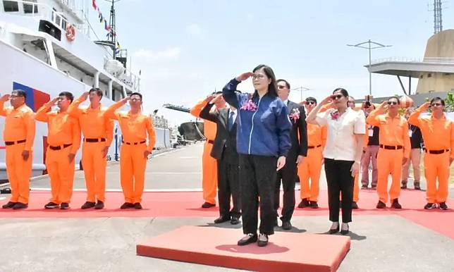 ▲海洋委員會海巡署艦隊分署舉辦巡護1號、偉星艦、澎湖艦、花蓮艦4艘船艦聯合除役儀式，由海洋委員會主任委員管碧玲、海巡署署長張忠龍、艦隊分署分署長黃宣凱率員向除役的4艘船艦致敬。(圖／海洋委員會提供)
