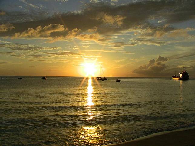 The setting sun sends brilliant colors over the Caribbean Sea in Grenada, Oct. 14, 2009. (Xinhua/Lucy-Claire Saunders)