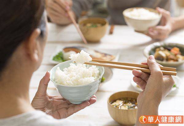 遠離肌少症怎麼吃？營養師：危肌四服，補充維生素D、優良蛋白質