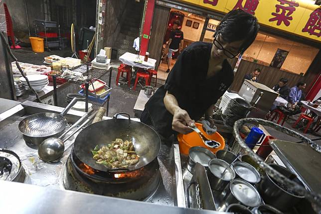 Stir-fried clams with salted beans and pepper being cooked up at Zang Fai (Glorious Cuisine), a dai pai dong, or street food stall, on Shek Kip Mei Street in Sham Shui Po. Photo: Jonathan Wong