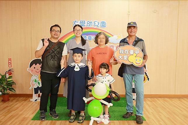 慈濟臺中大愛幼兒園首屆畢業典禮，唯一畢業生吳宸賓在家人的見證下，圓滿幼兒園的學習旅程。
