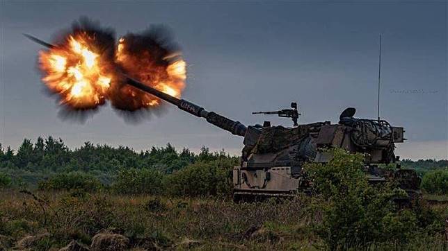 波蘭軍援烏克蘭自主研製的「蟹式」155公釐自走砲。(圖擷取自波蘭國防部官網)