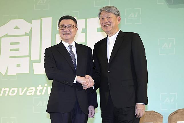 行政院長卓榮泰（左）16日宣布崇越集團董事長郭智輝（右）將接任經濟部長。(中央社)