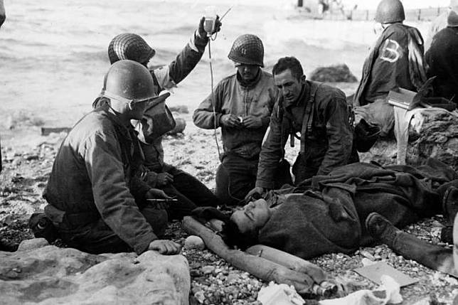 1944年諾曼第登陸戰，奧瑪哈海灘成功登陸的美軍。（AP）