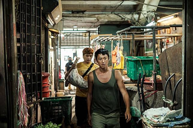 故事以在富都地區菜市場打工、沒有國籍的吳慷仁（右）、陳澤耀（左）兄弟為主軸。（甲上娛樂提供）