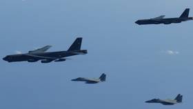 2025年12月10日，日本自衛隊派出F-35戰機與F-15戰機各3架，與美國兩架B-52戰略轟炸機在日本海進行聯合演習。路透社