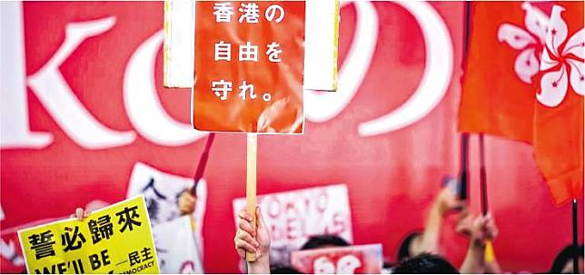 去年6月12日香港發生中信圍困事件後，翌日約2000名日本人齊集東京澀谷集會支持抗爭者。（影片截圖）