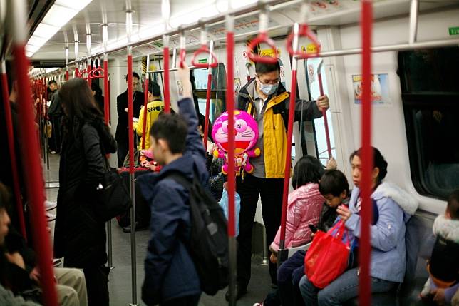 中國男童在地鐵站隨地大便的影片，遭香港網友批不文明。（湯森路透）