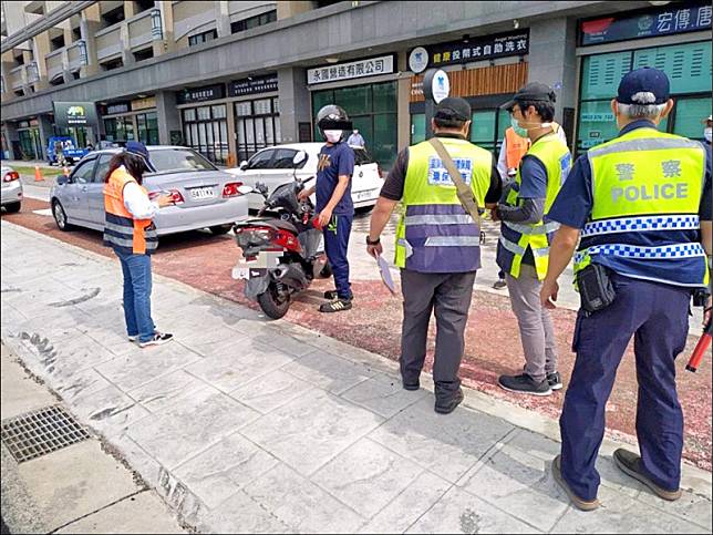 道交條例母法通過，交通部預告修正處罰條例子法，民眾檢舉交通違規、併排停車可連續舉發。圖為警方進行交通大執法。(資料照)