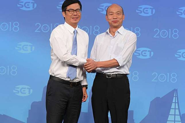 辯論會前握手。20181119_高雄市長候選人陳其邁、韓國瑜辯論會。（三立提供）
