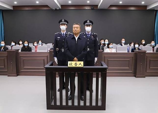 李建平（中）涉貪污受賄等罪被判死刑。