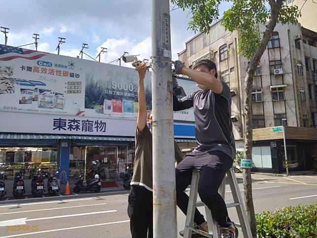 新竹市政府於重要路口及棄置垃圾熱點設置監視器，科技執法24小時攝影採證。（記者曾芳蘭攝）