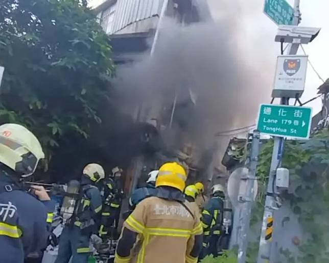 10日上午6時許，台北市大安區通化街181巷一處民宅發生火警，7名住戶從2樓爬到隔壁棟，再自行走下樓梯，所幸無人傷亡。（圖／翻攝畫面）