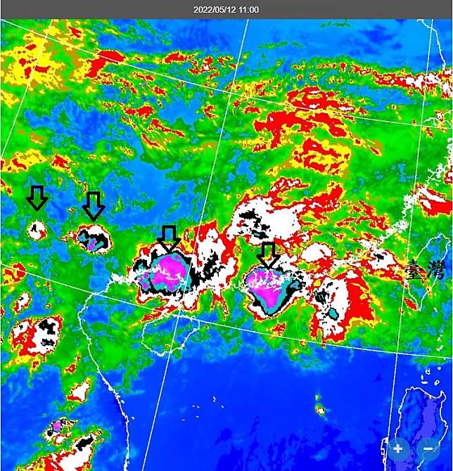 中央氣象局長鄭明典分享衛星雲圖，指出目前有對流胞排排站。   圖：翻攝自鄭明典臉書