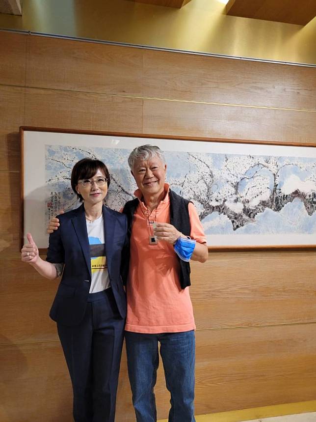 藝術家蔣勳（右）在和通文化藝術基金會董事長李怡寧邀請下，於台南文化中心推出畫展及舉辦講座。（記者林雪娟攝）