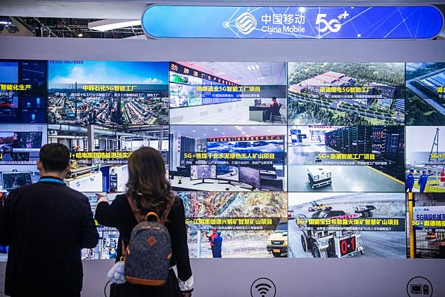 People visit an innovation achievements exhibition during the 2023 China 5G + Industrial Internet Conference in Wuhan, central China's Hubei Province, Nov. 20, 2023. (Xinhua/Wu Zhizun)