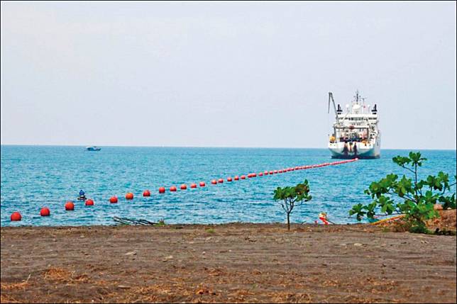 為強化通訊韌性，政府已規劃新增台南為海纜登陸點。圖為2020年4月東部地震海嘯電纜動工，「笛卡爾」號海纜船緩緩出海。(資料照)