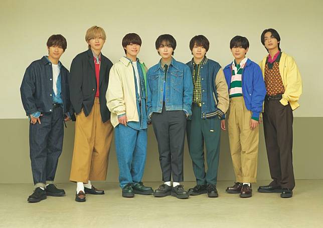 浪花男子11月30日、12月1日將在台北小巨蛋演出，成員藤原丈一郎（左起）、道枝駿佑、大橋和也、大西流星、西畑大吾、長尾謙杜、高橋恭平接受台灣媒體越洋訪問。星達拓提供