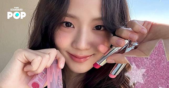 JISOO อวดลิป Dior Addict Lip Glow รุ่นใหม่ที่มาพร้อมการบำรุงขั้นสุด