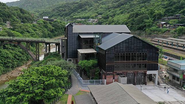 從空中俯瞰瑞三整煤廠，新舊完美結合的建築物，展示猴硐礦業文史