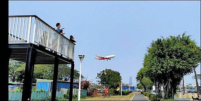 在觀機平台可近距離觀賞飛機起降，氣勢更磅礡，成了火紅打卡景點。(記者洪臣宏攝)