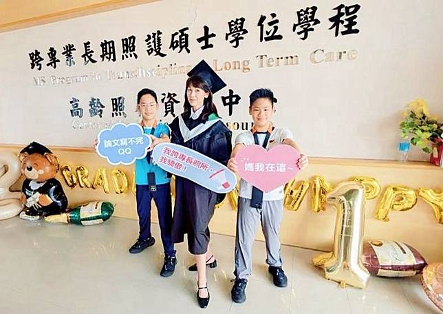 陳明真與雙胞胎兒子合照。陳明真提供