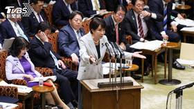 高市早苗無視自民黨在參議院「朝小野大」的困局，下達政治指令，引起黨籍議員不滿。(圖／達志影像路透社)