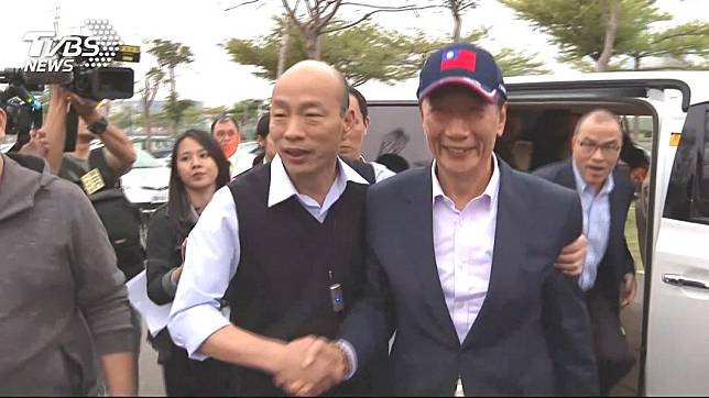 高雄市長韓國瑜(左)和前鴻海集團董事長郭台銘(右)爭奪國民黨總統大選初選提名資格。圖／TVBS資料照