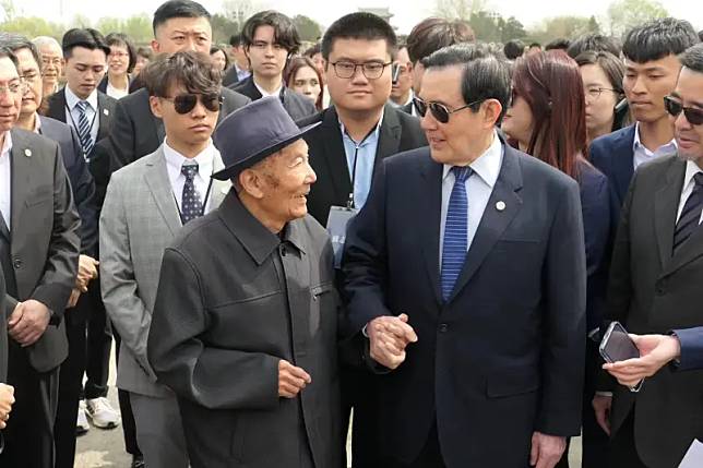 ▲前總統馬英九今天到北京與九十二歲的鄭福來互動。（圖／馬辦提供）