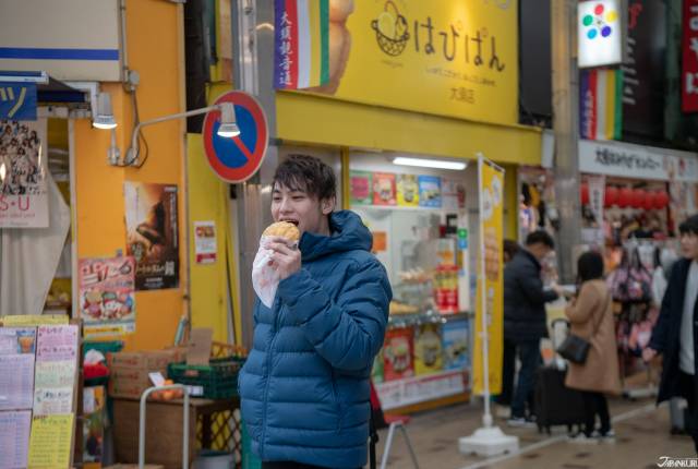 
<p><b>【波羅麵包－はぴぱん】</b></p><p>
</p><p>
在現烤的波羅麵包中夾入冰淇淋，冷熱交替的口感就像台灣的「冰火波羅包」一樣！一口接一口超中毒～如果錯過出爐時間就要等下一批囉～</p><p>
</p><p>
<a href=