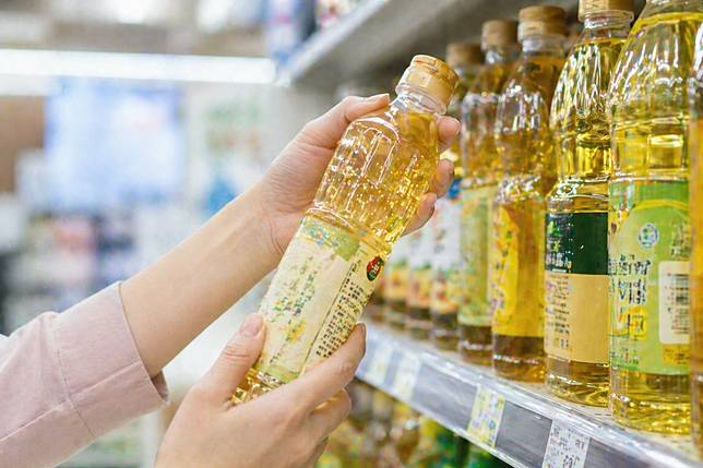 國內兩大食用油品牌泰山與福壽，因共同原料供應商中聯油脂所提供的大豆沙拉油原料，經第三方檢驗發現苯駢芘（BaP）含量不符法規標準。（示意圖／AI生成圖）