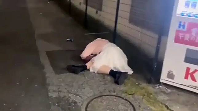 สาวสวยนอนไม่ได้สติบนพื้นถนน